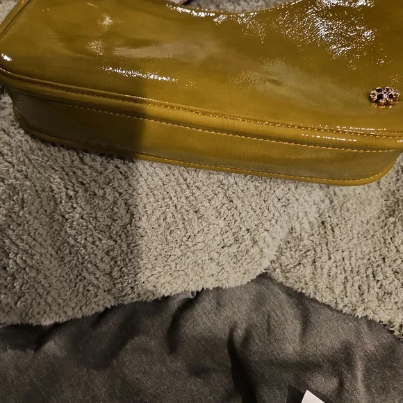 Tory Burch Mercer Patent Crescent Bag in 🍐 - Picture 5 of 10